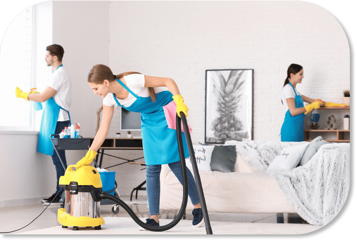 Addetti alle pulizie professionali durante la pulizia di un appartamento